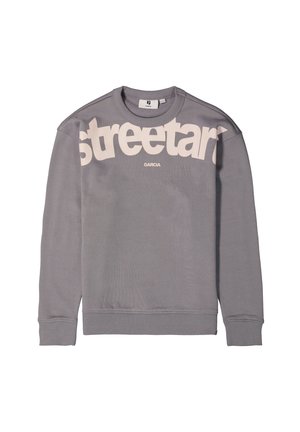 Sweat-shirt gris à col rond avec manches longues, affichant un grand texte blanc "streetart" sur la poitrine et un texte plus petit "GARCIA" en dessous.
