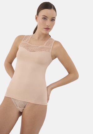 Ysabel Mora, CAMISETA TIRANTES ANCHOS ESCOTE LENCERO NUDE - Camiseta interior - nude