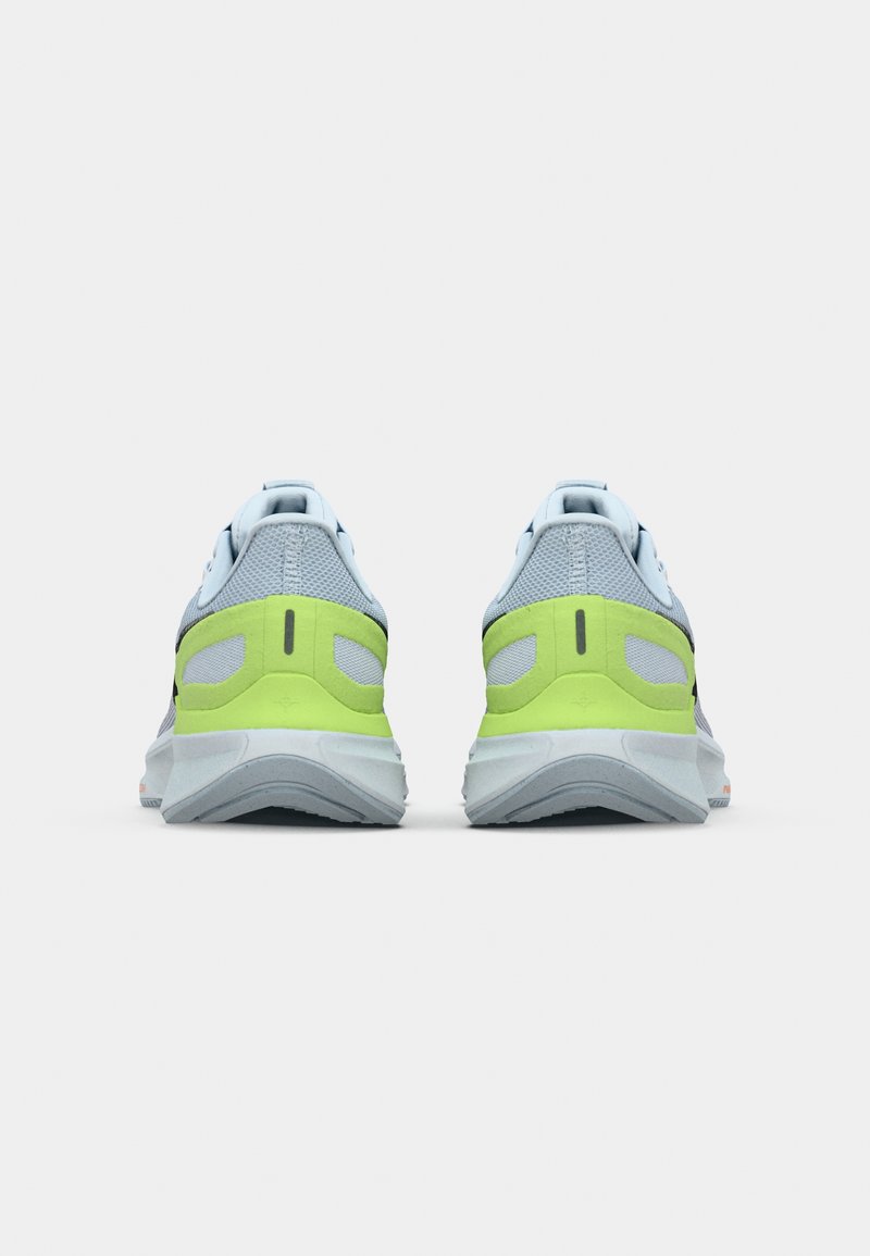 Sport-Schuhe mit einem hellblauen Netzobermaterial, grünen Akzenten an der Ferse, grauem Mittelsohlenbereich und schwarzen Details. Verfügt über einen gepolsterten Kragen und eine Gummisohle.