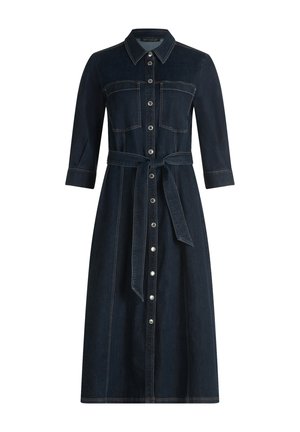 Dunkelblaue Midikleid aus Denim mit durchgehender Knopfleiste, zwei Brusttaschen, dreiviertellangen Ärmeln, Kragen und passendem Stoffgürtel in der Taille.