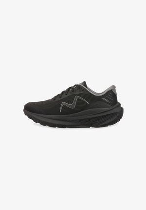 Chaussure de course noire avec une tige en maille texturée, accents argentés, semelle rembourrée et un design épuré. Présente un bout arrondi et un laçage.