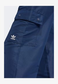 Unselected, night indigo