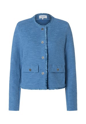 Veste cropped bleue en tissu texturé, avec un col rond, cinq boutons métalliques et deux poches avant plaquées. Bords effilochés.