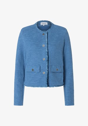 Veste cropped bleue en tissu texturé, avec un col rond, cinq boutons métalliques et deux poches avant plaquées. Bords effilochés.