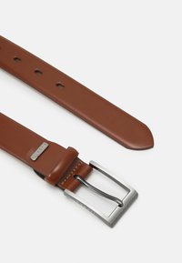 Bruine leren riem met een zilveren rechthoekige gesp, voorzien van meerdere gaatjes voor verstelbaarheid en een gladde, vlakke textuur.