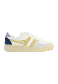 Vita sneakers med gula och gråaMocka detaljer, med två gula ränder, en strukturerad krämfärgad sula och en lila häldetalj.