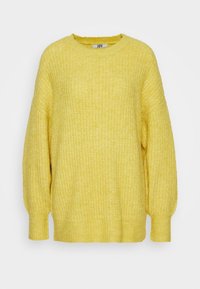 Žlutý pletený svetr s dlouhým rukávem, ribbed manžetami a zakončením, s kulatým výstřihem a texturovaným vzorem stehu.