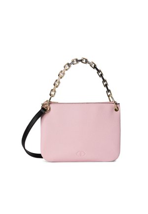 Borsa a mano in pelle rosa chiaro con texture, manico a catena oro e nero e tracolla aggiuntiva nera.