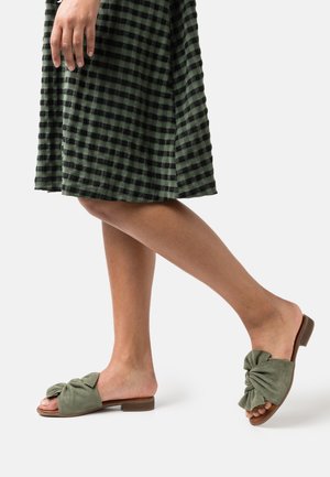 Anna Field, Mules - green