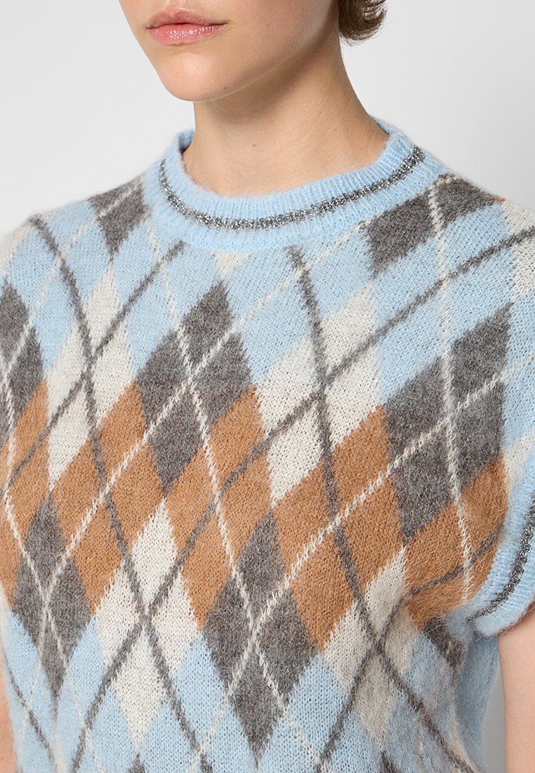 Maglione lavorato a maglia con motivo argyle in blu, beige, marrone e grigio, con un colletto a coste e maniche corte. Texture morbida.