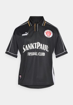 Schwarzes Polohemd mit weißen und gelben Akzenten, mit dem Logo des FC St. Pauli. Hergestellt aus strukturiertem Stoff, mit kurzen Ärmeln und Kragen.