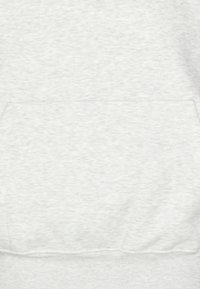 Hanorac gri deschis cu o textură moale. Dispune de o buzunar frontal tip pouch și un tiv cu nervuri. Design simplu, culoare uniformă fără modele vizibile.