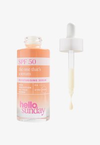 Fuktgivande serum i en transparent flaska med en persiko-gradient, vit pipettlock och rosa text; har SPF 50-skydd och UVA/UVB-märkning.
