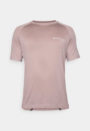 T-shirt tecnica a maniche corte rosa chiaro realizzata in tessuto traspirante, con colletto a girocollo, pannelli a contrasto sulle spalle e stampa del logo.