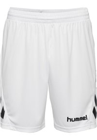 Hvide atletiske shorts lavet af letvægtsstof, med et sort Hummel-logo og sorte diagonale striber langs siderne. Elastisk talje.