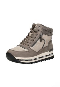 Grijze en beige suede hoge sneakers met een textuurachtige vachtkraag, vetersluiting, zijrits en een zwarte zool met witte branding.