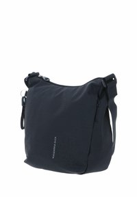 Borsa a tracolla in nylon nero con motivo a pois, chiusura con zip, tracolla regolabile e tasca laterale. Presenta un marchio discreto sulla parte anteriore.