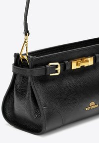 Borsa a mano in pelle nera con una finitura testurizzata, caratterizzata da una fibbia e accessori in oro, una tracolla removibile e un design strutturato.