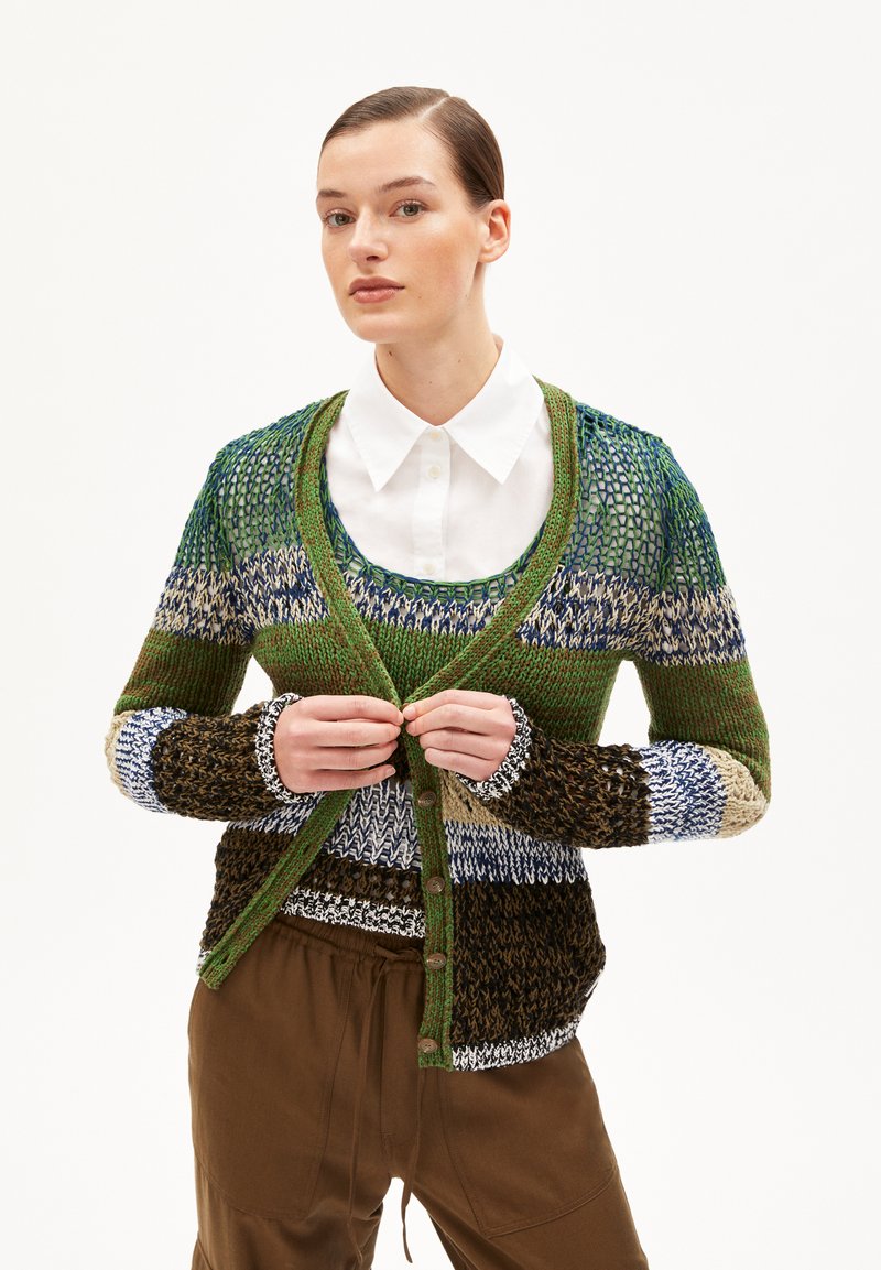 Strickjacke mit grünen, blauen und braunen Streifen sowie einem strukturierten Muster. Sie hat einen V-Ausschnitt, einen Knopfverschluss und lange Ärmel.