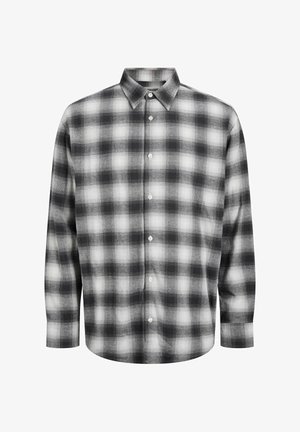 Cămașă din flanel în carouri alb-negru, cu guler cu butoni, mâneci lungi și o croială lejeră, având o textură moale și butoane vizibile.