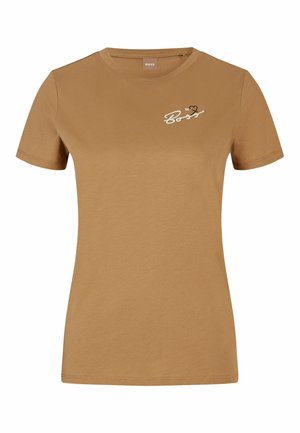 Brun T-shirt med korte ærmer, rund halsudskæring og lille hvid "Be Boss"-logo på øverste venstre bryst.