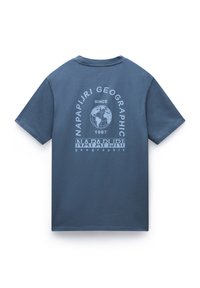 T-shirt NapaPijri Geographic v barvě slonovinové modři, bavlněná tkanina, kulatý výstřih, krátké rukávy, na zadní straně bílé grafické tisk s globusem a textem.