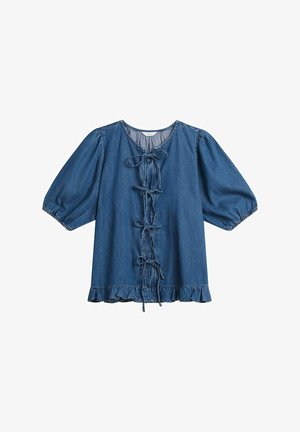 Spijkerblouse met pofmouwen, ronde hals, voorstrikjes en een gerimpelde zoom. Diepblauwe kleur, gestructureerde stof met zichtbare stikseldetails.