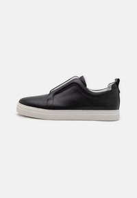 Atlasīts, black