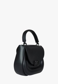Bolso de cuero negro con una forma estructurada y redondeada. Cuenta con un cierre de solapa y un logo acristalado y prominente en la parte delantera.