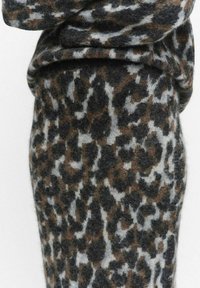 Brun och grå leopardmönstrad tröja av mjukt, texturerat material, med en lös passform och en vikbar krage.