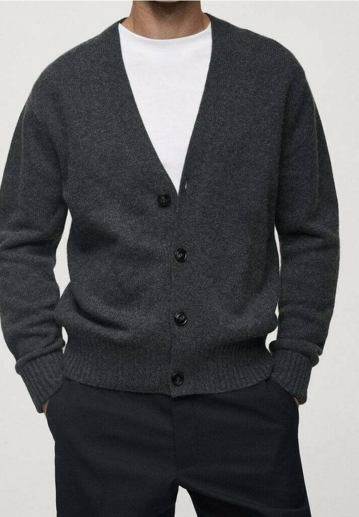 Grau melierter Wollcardigan mit V-Ausschnitt, Knopfverschluss und gerippten Bündchen. Trägt man über einem weißen Rundhalsausschnitt-Shirt mit einer weichen Textur.