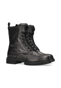 Bottines noires à finition texturée, avec un laçage à l'avant, une semelle en caoutchouc solide et une languette de tirage à l'arrière. Accentué par des accessoires de marque.