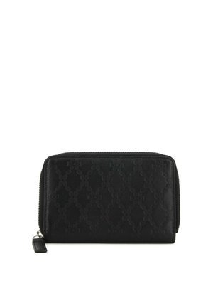 Portafoglio nero con zip, realizzato in materiale testurizzato, caratterizzato da un motivo impresso e un piccolo tirante della zip sul lato. Forma rettangolare compatta.