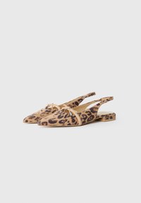 Pantofi slingback cu imprimeu de leopard, cu toc plat, bot ascuțit, material de suede și un accent mic sub formă de fundă pe cureaua din față.