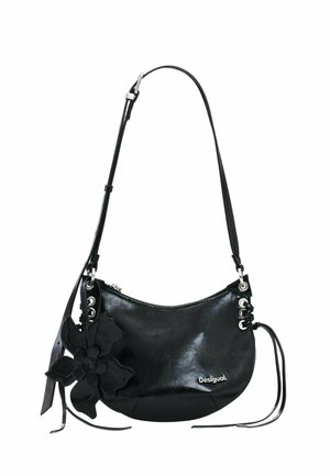 Czarna, półksiężycowata skórzana torebka na ramię z regulowanym paskiem, kwiatową dekoracją, metalowymi przelotkami oraz logo "Desigual" na przodzie.