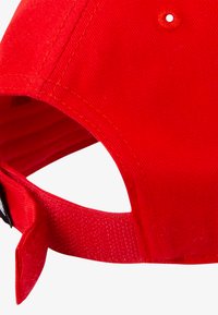 Rød baseballcaps med bomulls materiale, buet skygge, ventilasjonshull og en justerbar rem med borrelås på baksiden.