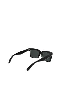 Ochelari de soare rectanguli negri cu lentile gri, având un cadru îndrăzneț, brațe înguste și accente argintii pe laterale.