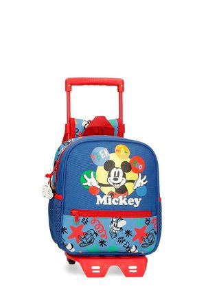 Mochila trolley infantil azul y roja con gráfico de Mickey Mouse, texto "Peek-A-Boo", bolsillo delantero con cremallera y asa roja extensible.