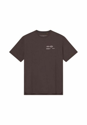 Ciemnobrązowy T-shirt z krótkim rękawem, z małym białym nadrukiem i tekstem na lewej piersi, z okrągłym dekoltem i bocznymi rozcięciami na dole.