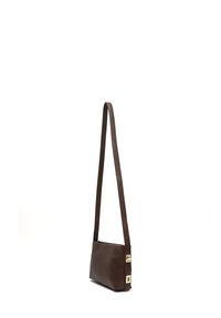 Borsa a spalla in pelle marrone con design slanciato, tracolla regolabile e dettagli in metallo dorato. Texture liscia con forma minimalista.