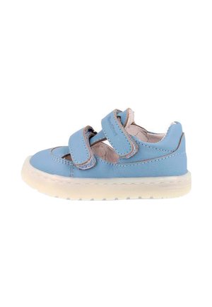 Zapato de bebé azul claro con dos tiras ajustables de velcro y una suela gruesa de goma blanca, mostrado de lado sobre un fondo blanco.