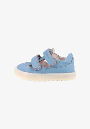 Zapato de bebé azul claro con dos tiras ajustables de velcro y una suela gruesa de goma blanca, mostrado de lado sobre un fondo blanco.