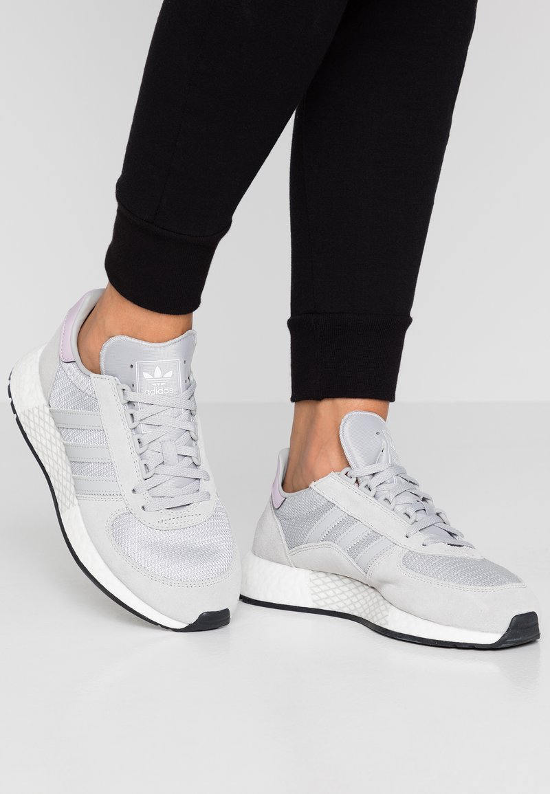 adidas Originals - MARATHON TECH  - Sneakers - grey two/core black, Förstora