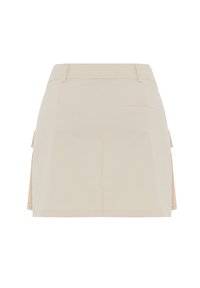 Gonna mini beige realizzata in tessuto tessuto, con vita piatta, tasche laterali e forma dritta con finitura pulita.