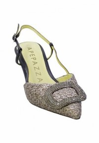 Scarpa slingback intrecciata beige con punta affusolata e un grande dettaglio di fibbia con strass. Presenta una fascetta nera e una soletta gialla con il logo del marchio.