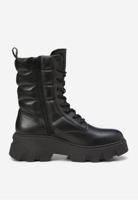 Schwarze Lederstiefelette mit einer dicken Sohle, Schnürverschluss und Reißverschluss. Verfügt über ein gepolstertes Obermaterial für Textur und Designdetails.