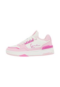 Rózsaszín és fehér sneaker sima bőrből készült felsőrésszel, azonos színű fűzőkkel és logóval az oldalon. Vastag gumitalpa rózsaszín díszítéssel rendelkezik.