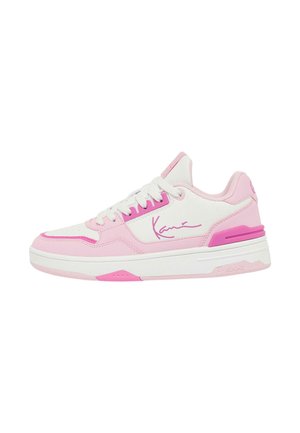Baskets rose et blanches avec un dessus en cuir lisse, des lacets assortis et un logo sur le côté. Dotées d'une semelle en caoutchouc épaisse avec des accents roses.