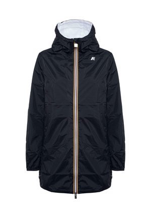 Giacca nera impermeabile con zip frontale e cappuccio, con una cerniera a contrasto gialla e bianca e un logo sul petto. Texture morbida.