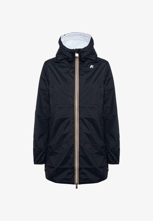 Giacca nera impermeabile con zip frontale e cappuccio, con una cerniera a contrasto gialla e bianca e un logo sul petto. Texture morbida.